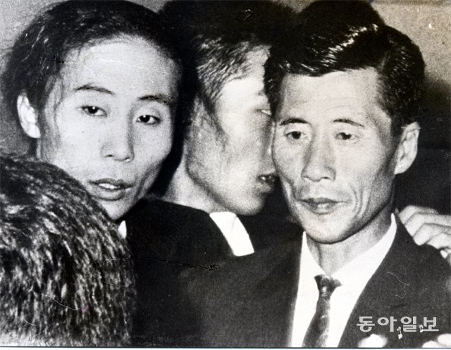 1964년 도쿄 올림픽 직전 북한의 ‘보이콧’으로 발걸음을 되돌린 북한의 육상 영웅 신금단(왼쪽)과 6·25전쟁 때 헤어진 딸을 만나기 위해 한국에서 무작정 일본으로 건너간 아버지 신문준 씨의 극적인 만남은 세계적인 화제가 됐다. 동아일보DB