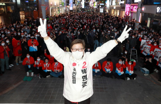 국민의힘 박형준 부산시장 후보가 6일 오후 부산 서면에서 열린 유세에서 2번을 가리키고 있다. <연합뉴스>