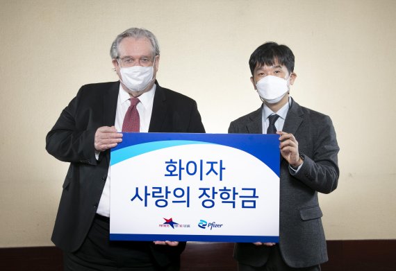 한국화이자제약 오동욱 대표이사 사장(오른쪽)과 미래의동반자재단 제프리 존스 이사장이 기념촬영을 하고 있다. 한국화이자제약 제공