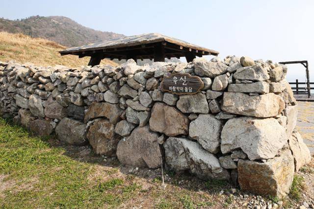 관매도의 '우실'은 거센 바람으로부터 농작물 피해를 줄이기 위해 쌓은 돌담이다. ⓒ박준규