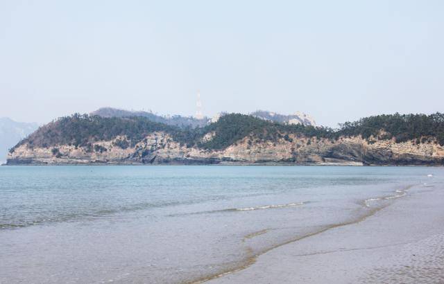 고운 모래에 물결이 얇게 번지는 관매해변은 맨발로 산책하기 좋은 곳이다. ⓒ박준규