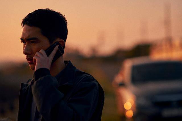 영화 '낙원의 밤'은 제주로 도피한 폭력배의 사연을 차갑게 그려낸다. 넷플릭스 제공