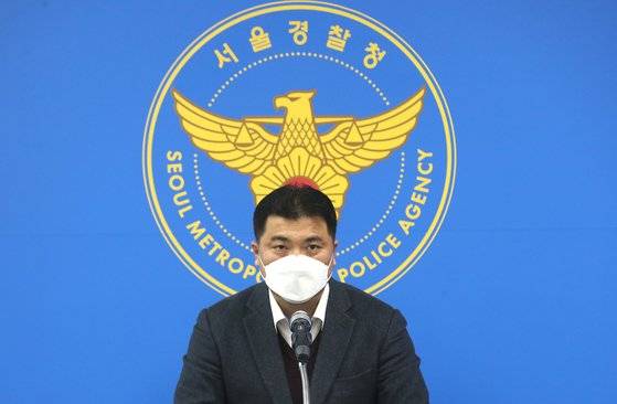 지난달 19일 서울 마포구 서울경찰청 금융범죄수사대 브리핑룸에서 최종혁 서울경찰청 수사과장이 보이스피싱 집중대응 결과를 발표하고 있다. 뉴스1