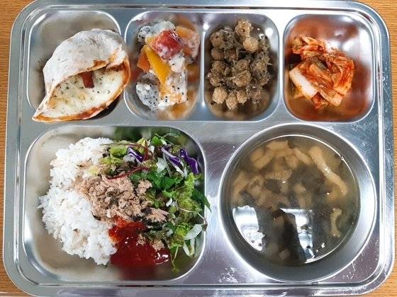 '급식 맛집'이라고 소문난 대구지역 학교 급식. 동부중 수제 주머니빵쿼사디아. [사진 대구시교육청]