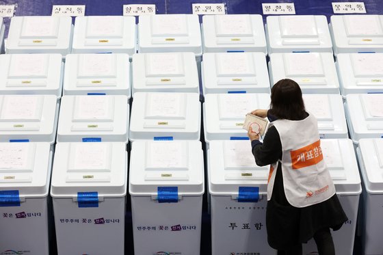 4·7재보궐선거 투표일인 7일 오후 서울 종로구 경기상업고등학교에 마련된 개표소에서 개표 참관인들이 투표함을 살펴보고 있다. 뉴스1