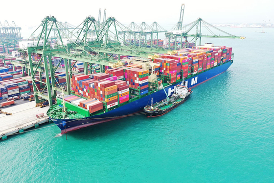 The HMM Nuri prepares to depart Singapore for Europe on Wednesday with 16,000 twenty-foot equivalent unit (TEU) containers on board. The container ship departed Busan on March 22 and stopped in Shanghai before reaching Singapore. [YONHAP]