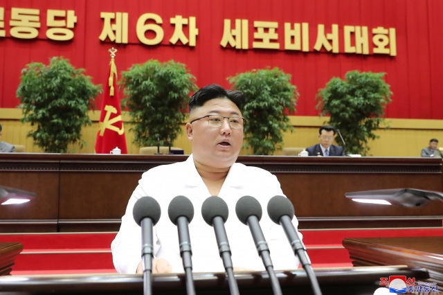 김정은 노동당 총비서가 세포비서대회에서 개회사를 하는 모습. 조선중앙통신, 연합뉴스