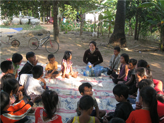 캄보디아 씨엠립 개척 교회에서 교회학교 교사가 어린이들과 성경 공부하는 모습.