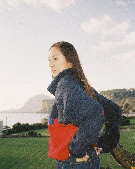 Actor Krystal Jung (Jung Soo-jung), from the group F-X, showed off his Supernatural Attractiveness.Krystal Jung posted a photo on her Instagram account.In the open photo, Krystal Jung dressed in an anorak jacket and jeans to create a Supernatural look, especially her makeup-free beauty.