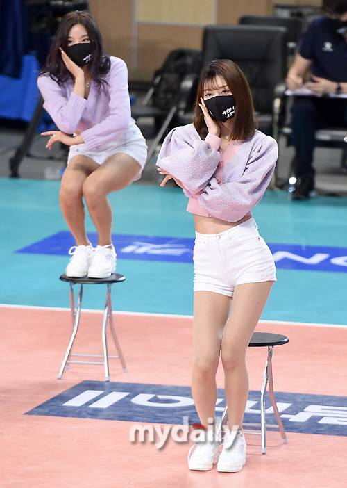 ▲ '의자 위에 올라가서도 거뜬'