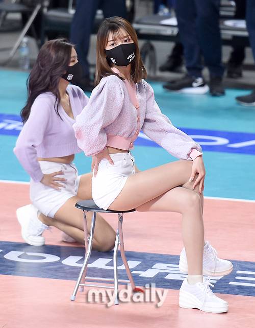 ▲ '자세 바르죠?'