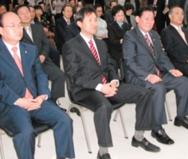지난 6일 한 네티즌이 2006년 9월21일 동대문 서울패션센터 개관식에 참석한 오세훈이 페라가모 구두를 신었다며 공개한 사진. 온라인 커뮤니티 캡처