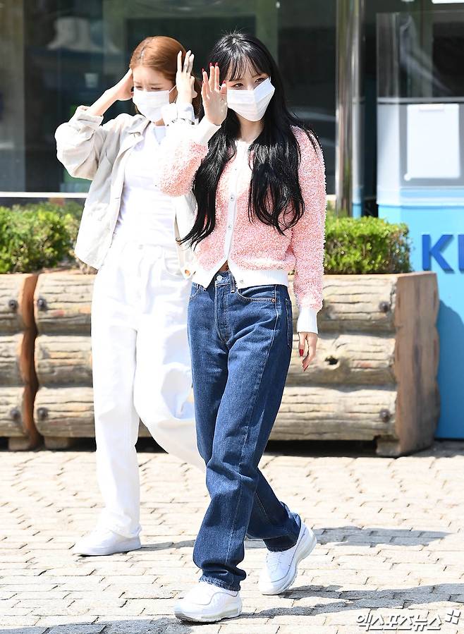 On the afternoon of the 7th, the group WJSN SEOLA attending KBS radio Jung Eunjis Song Plaza held at Seoul Yeouido-dong KBS poses on the way to work.