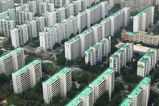 [이데일리 이영훈 기자] 정부가 수도권 주택공급 확대 방안에 대해 발표한 4일 오후 서울 영등포구 여의도동 63빌딩에서 바라본 여의도 아파트 일대.