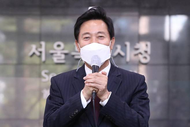 [이데일리 이영훈 기자] 제38대 서울특별시장에 당선된 오세훈 시장이 8일 오전 서울특별시청으로 출근하며 소감을 밝히고 있다.