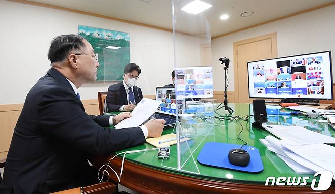 홍남기 경제부총리 겸 기획재정부 장관이 7일 서울 종로구 정부서울청사에서 화상 연결을 통해 'G20 재무장관·중앙은행총재회의'에 참석하고 있다.(기획재정부 제공) 2021.4.7/뉴스1 © News1 민경석 기자