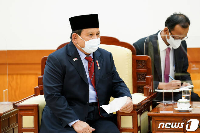 프라보워 수비안토 인도네시아 국방장관(왼쪽)이 8일 문재인 대통령을 예방하기 위해 청와대를 방문했다. 2021.4.8/뉴스1 © News1 유승관 기자