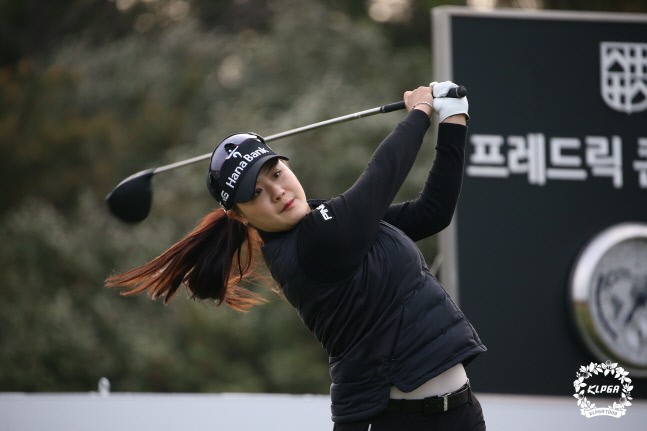 KLPGA 루키 김희준이 8일 롯데스카이힐CC제주에서 열린 롯데렌터카 여자오픈 첫 날 데뷔 첫 티샷을 하고 있다. 제공=KLPGA