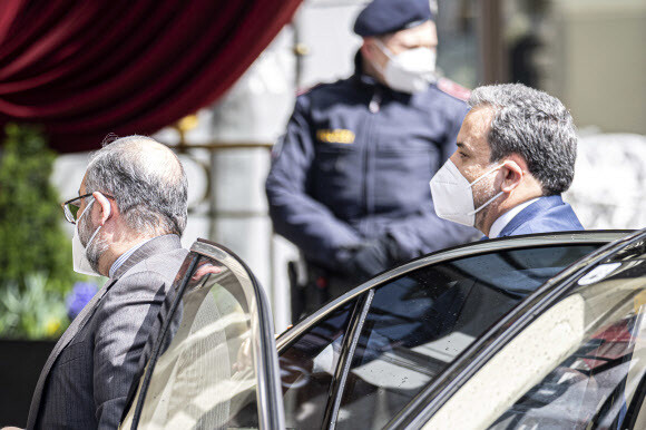 압바스 아락치(오른쪽) 이란 외무부 차관이 6일(현지시간) 오스트리아 빈에서 열린 이란 핵합의(JCPOA·포괄적 공동행동계획) 복원을 위한 첫 당사국 회담에 참석하기 위해 회담장인 그랜드 호텔 앞에 도착하고 있다. 빈/AP 연합뉴스