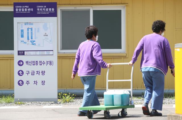 7일 오후 서울 중구 국립중앙의료원 코로나19 중앙예방접종센터 앞을 작업자들이 지나가고 있다. 뉴스1