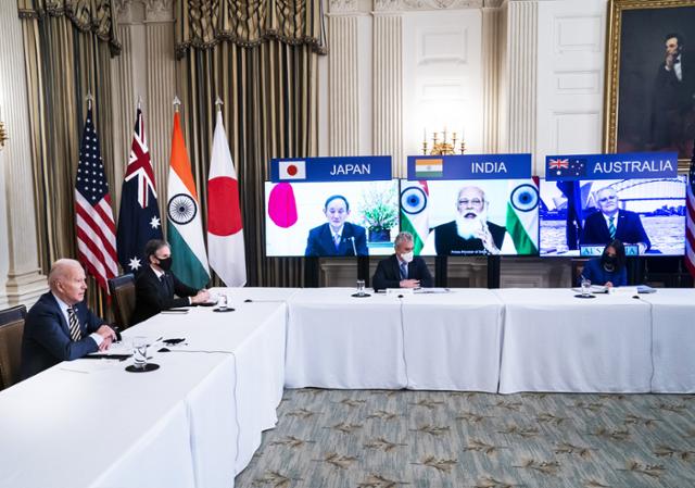 조 바이든(맨 왼쪽) 미국 대통령이 지난달 12일 워싱턴 백악관에서 일본, 호주, 인도 정상과 화상으로 쿼드 정상회의를 갖고 있다. 워싱턴=로이터 연합뉴스