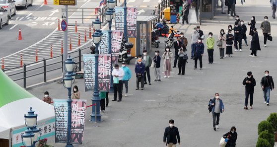 6일 오전 서울 중구 서울역광장에 마련된 코로나19 임시선별검사소를 찾은 시민들이 길게 줄을 서 차례를 기다리고 있다. 뉴스1