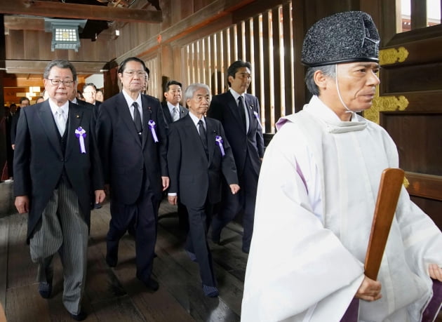 2019년 8월15일 일본 국회의원들이 야스쿠니신사를 집단 참배하는 모습. /사진=연합뉴스