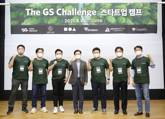 GS Holdings CEO Hong Soon-ky, fourth from left, poses for a photo with the heads of six start-ups selected for the company’s accelerator program targeting green biotechnology start-ups on Thursday at GS Tower in Ganganm District, southern Seoul. [GS HOLDINGS]