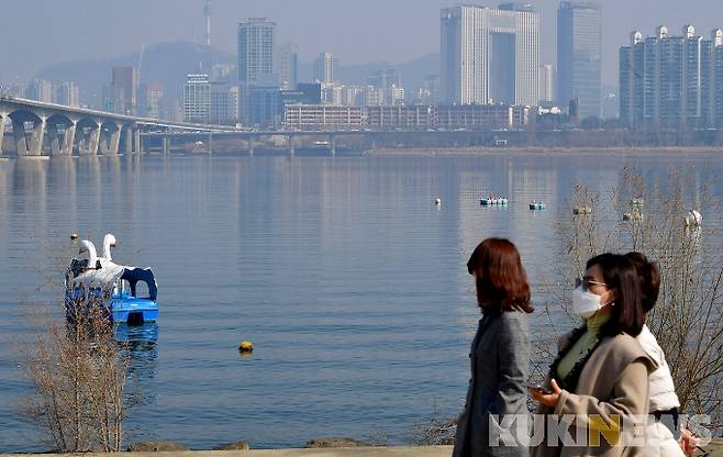 설날인 12일 오후 서울 여의도 한강공원을 찾은 시민들이 포근한 날씨를 즐기고 있다. 박효상 기자