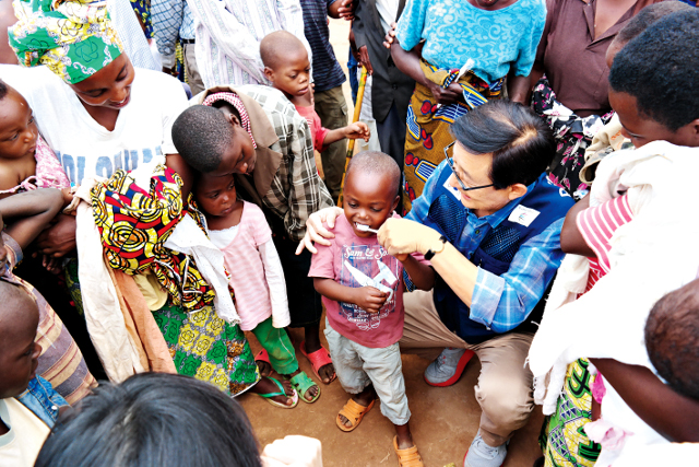 김광동 더멋진세상 대표가 2014년 아프리카 르완다 응호망과 마을에서 아이들에게 양치질 교육을 하고 있다.