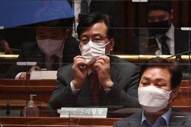 당직자 폭행 논란에 선 국민의힘 송언석 의원이 8일 오전 서울 여의도 국회에서 열린 의원총회에 참석하고 있다. 연합