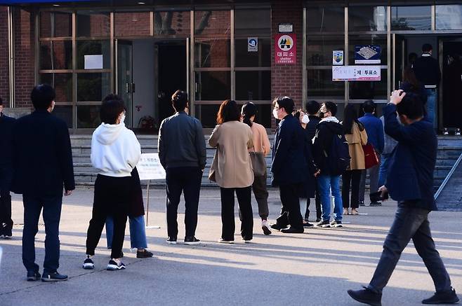 4·7재보궐선거에서 투표를 하는 시민들 / 사진 = 매일경제