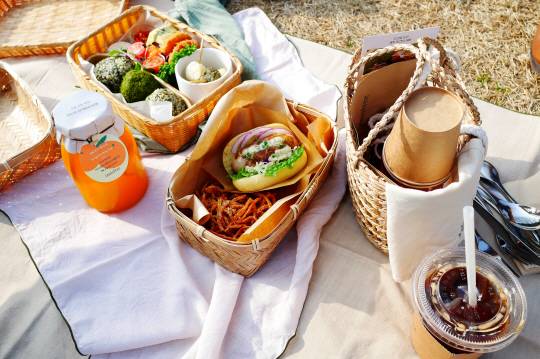 큰 사진은 이니스프리 제주하우스의 피크닉 도시락. 감태, 나물 등을 동백기름으로 버무려 맛을 낸 주먹밥과 감귤 빵에다 제주 돼지로 만든 소시지를 넣은 버거 등으로 구성된 도시락이다. 아래 사진 왼쪽부터 은대구 조림과 고기 경단, 생선회 등으로 차려진 연희동 카덴의 도시락. 충북 제천의 약채락 식당에서 내는 비빔밥 도시락. 워커힐 일식당 ‘모에기’의 일식 프리미엄 도시락.