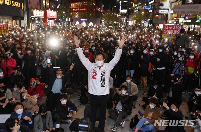 [서울=뉴시스]국회사진기자단 = 오세훈 국민의힘 서울시장 후보가 6일 서울 서대문구 현대백화점 유플렉스 앞에서 열린 파이널 유세에서 지지를 호소하고 있다. 2021.04.06. photo@newsis.com