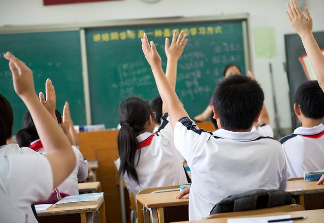 중국 교육부 당국이 교사와 미성년자 학생의 성적 접촉을 금지하는 법안에 대한 일반인 의견청취를 시작했다. 중국 교실 자료사진 123rf.com