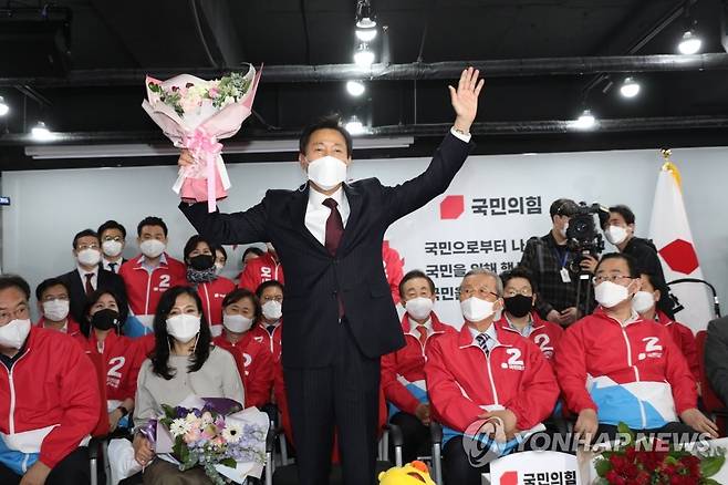 당선 축하 꽃다발받은 오세훈 (서울=연합뉴스) 진성철 기자 = 4ㆍ7 재보궐 선거에서 서울시장 당선이 확실해진 국민의힘 오세훈 후보가 8일 자정께 서울 여의도 당사 개표상황실에서 꽃다발을 받고 기뻐하고 있다. 2021.4.8 zjin@yna.co.kr