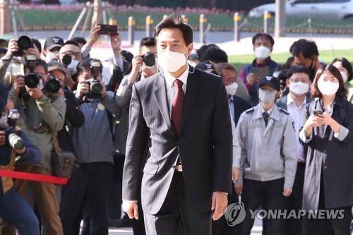 당선 후 첫 출근하는 오세훈 서울시장 (서울=연합뉴스) 박동주 기자 = 제38대 서울특별시장에 당선된 오세훈 시장이 8일 오전 서울시청으로 첫 출근하고 있다. 2021.4.8      pdj6635@yna.co.kr  (끝)