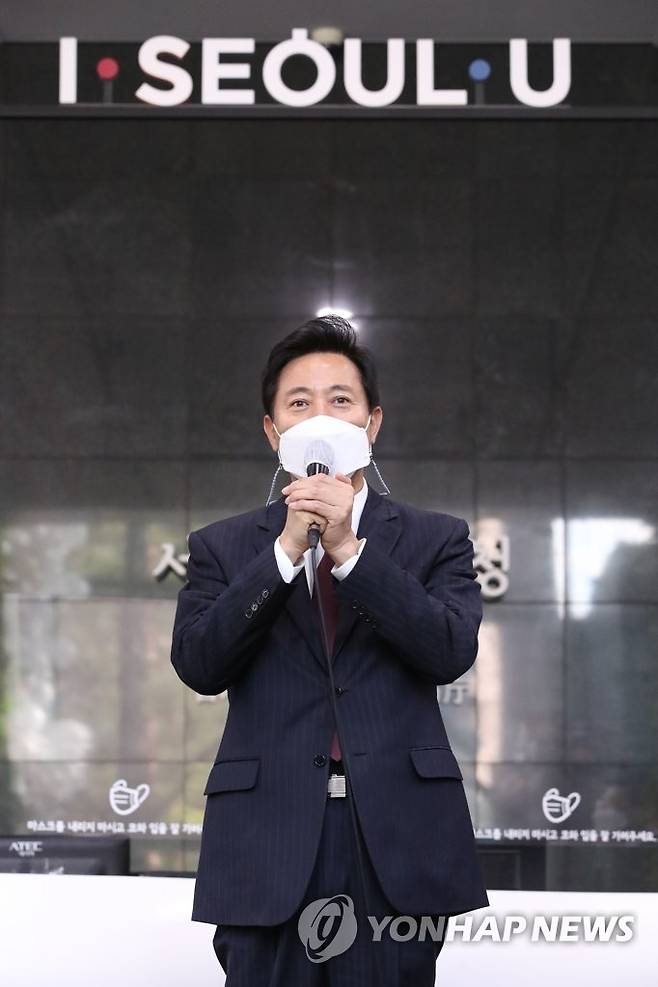 인사말 하는 오세훈 서울시장 (서울=연합뉴스) 박동주 기자 = 제38대 서울특별시장에 당선된 오세훈 시장이 8일 오전 서울시청으로 첫 출근 후 인사말을 하고 있다. 2021.4.8 pdj6635@yna.co.kr