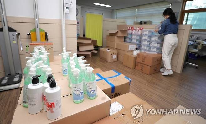 학생 방역물품 챙기는 보건교사 [연합뉴스 자료사진]