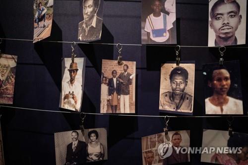 지난 7일 르완다 학살 희생자들의 사진이 키갈리 학살기념관에 전시돼 있다. [AFP=연합뉴스]
