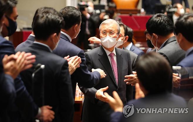 박수받으며 퇴장하는 국민의힘 김종인 비대위원장 (서울=연합뉴스) 안정원 기자 = 국민의힘 김종인 비상대책위원장이 8일 오전 서울 여의도 국회에서 열린 의원총회 참석을 마친 뒤 박수를 받으며 퇴장하고 있다. jeong@yna.co.kr