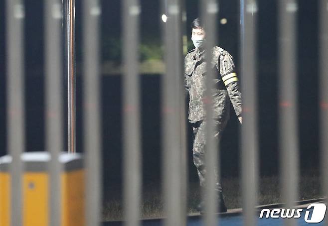 제주에서 처음으로 코로나19 확진자가 발생한 해군부대에서 한 군인이 걷고 있다. .2020.2.20/뉴스1 © News1 고동명 기자