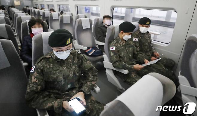 군 장병들의 휴가가 다시 재개된 2월 15일 서울역에서 군인들이 휴가를 떠나기 위해 열차에 앉아 있다.  2021.2.15/뉴스1 © News1 박지혜 기자