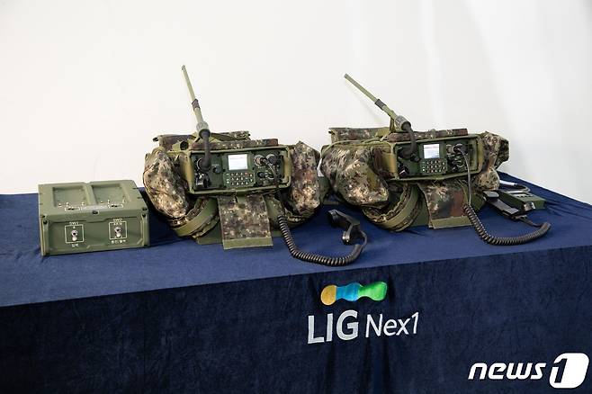 LIG넥스원이 양산에 돌입한 차세대 군용무전기 'TMMR(Tactical Multiband Multirole Radio)  © 뉴스1