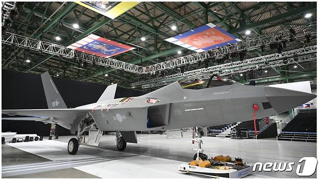 한국형 전투기(KF-X) 시제 1호기 출고식 리허설이 지난 6일 경남 사천 소재 한국항공우주산업(KAI) 사천공장에서 진행되고 있다. (방위사업청 제공) © 뉴스1