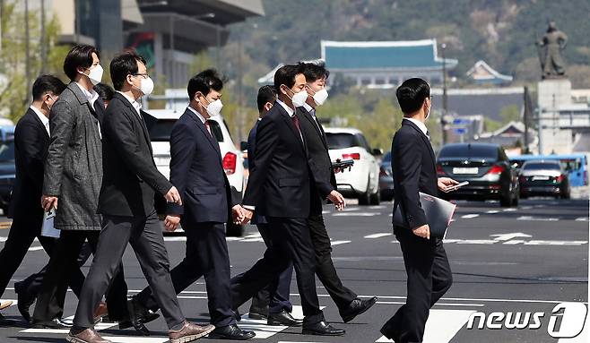 38대 서울특별시장에 당선된 오세훈 시장이 8일 오전 취임 첫 외부 일정으로 계획한 서울시의회 방문을 마친뒤 청와대가 바라 보이는 횡단보도를 건너고 있다.  2021.4.8/뉴스1 © News1 오대일 기자