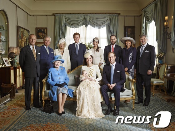 120년 만에 영국 왕실 4세대의 모습을 담은 사진. 앞줄 왼쪽부터 엘리자베스 여왕, 조지 왕자를 안고 있는 케이트 왕세손비, 윌리엄 왕세손. 뒷줄 왼쪽부터 엘리자베스 여왕의 남편인 필립공, 찰스 왕세자, 카밀라 왕세자비, 해리 왕자, 왕세손비의 형제인 피파 미들턴, 제임스 미들턴, 왕세손비의 부모인 캐롤 미들턴, 마이클 미들턴.© AFP=News1