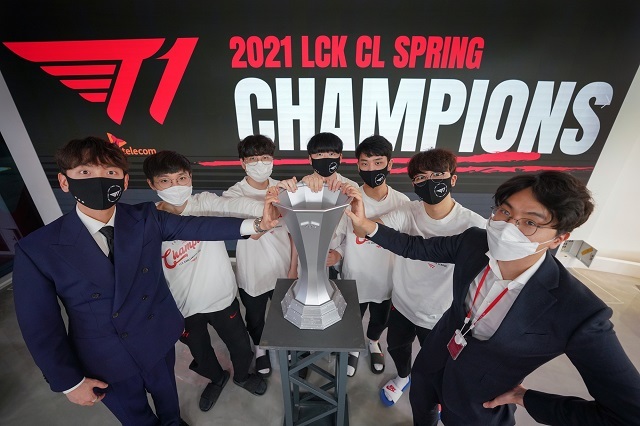 9일 오후 열린 '2021 LCK CL 스프링' 결승전에서 T1이 우승한 뒤 기념촬영을 하고 있다. /한국e스포츠협회 제공