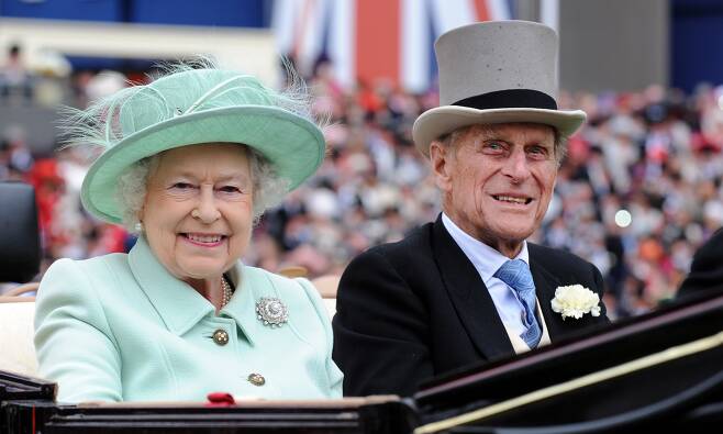 엘리자베스 2세 영국 여왕과 남편 필립공.2012년 6월 21일 부인의 날 행사장에 참석하는 모습. /EPA 연합뉴스
