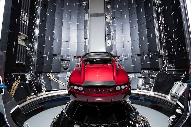 '팰컨 헤비'(Falcon Heavy) 로켓과 로켓 안에 함께 실린 빨간 스포츠카 '테슬라 로드스터'. 스페이스X 제공